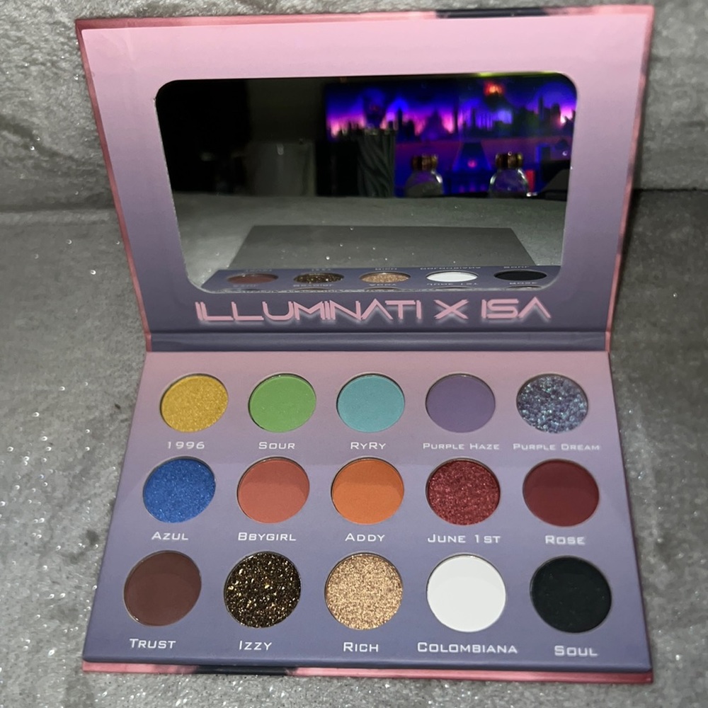 ILLUMANATI X ISA Eyeshadow collab by Isabel Bedoya. Rich, highly pigmented.